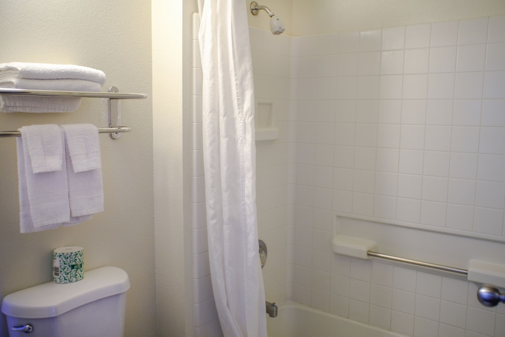 Budget Inn and Suites Stockton 54/55
