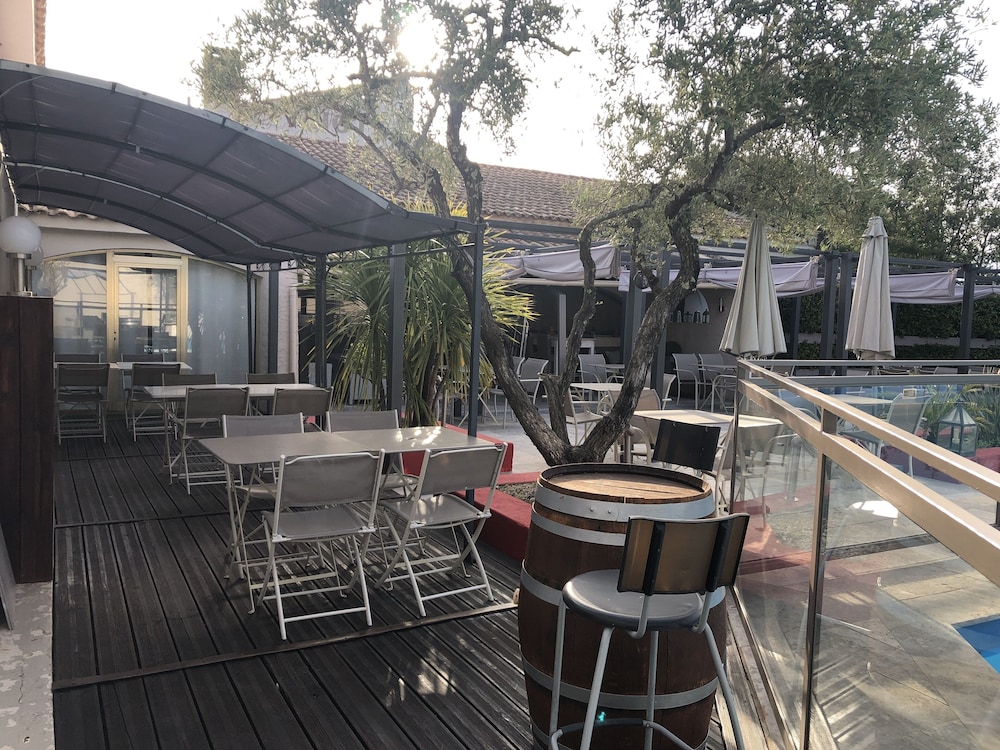 LES AUBUNS COUNTRY HOTEL 31/45