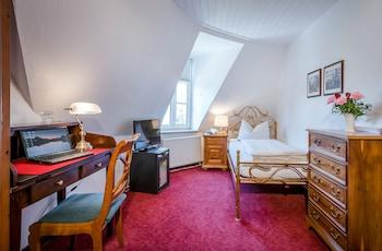 Room, Single, 1 Double and 1 Single Bed
