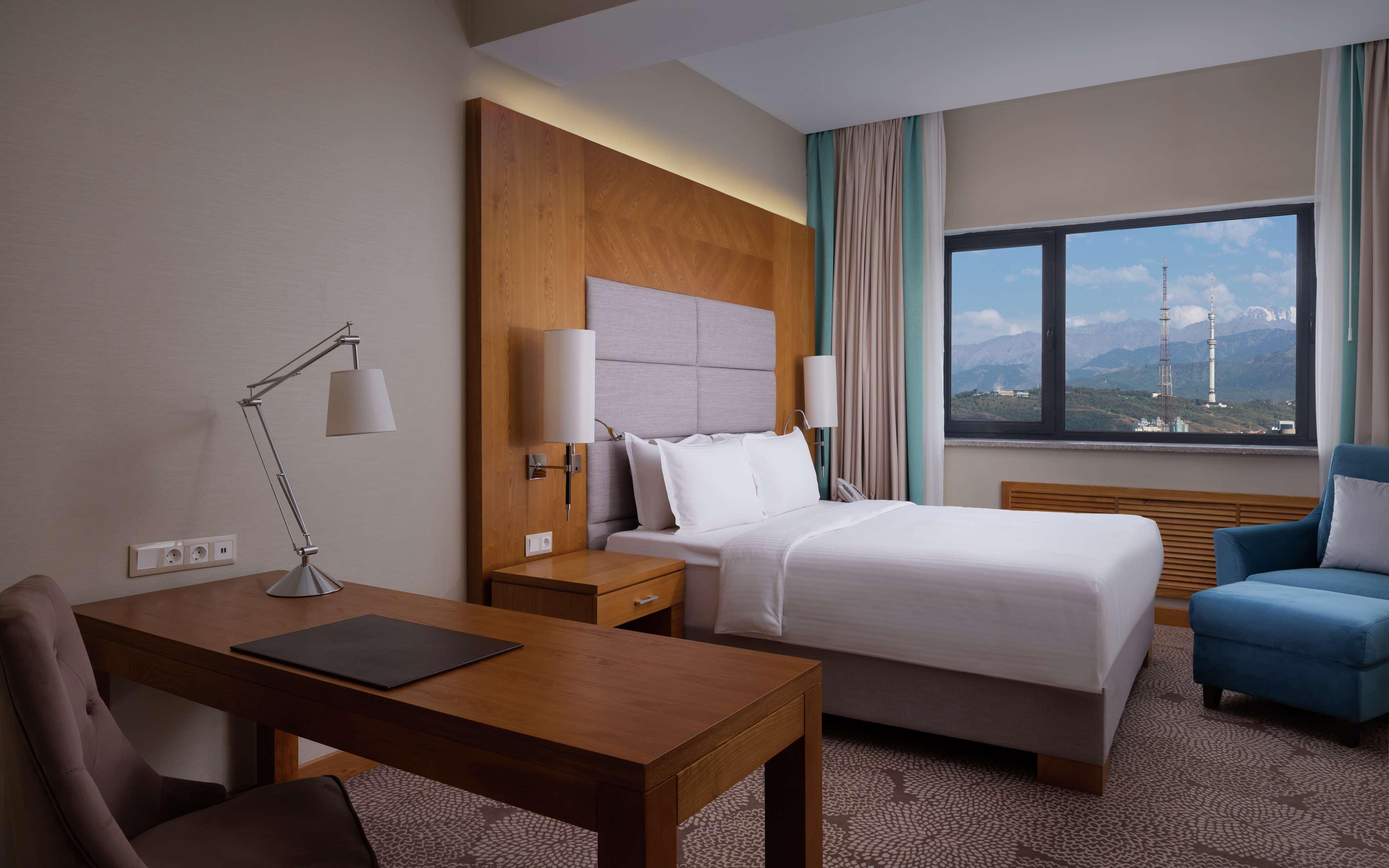 GUEST ROOM, KING BED