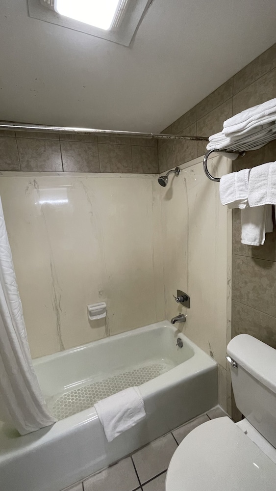 Country Town N Suites 61/65