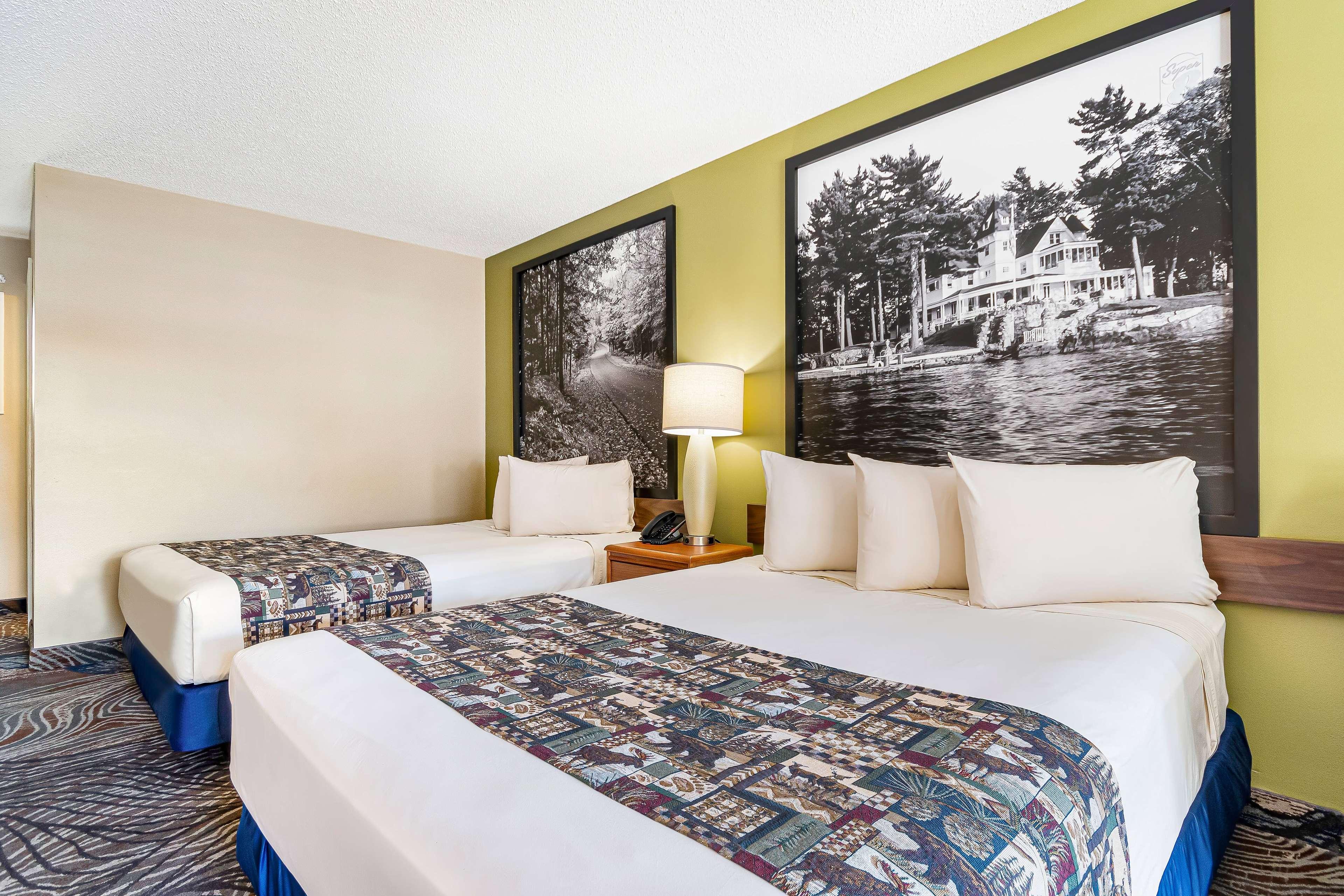 Room, 2 Queen Beds, Pool View