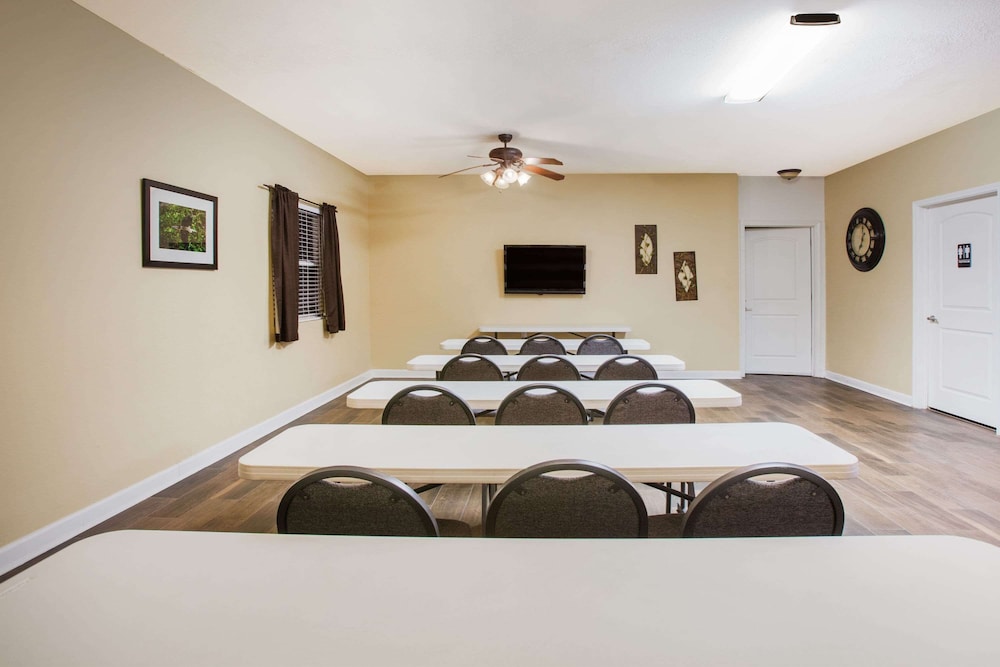 Days Inn & Suites By Wyndham Cabot 44/56