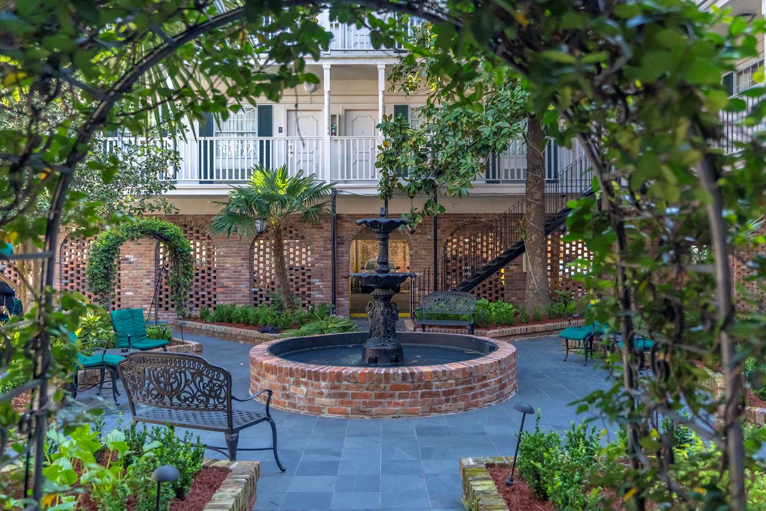 Best Western Plus French Quarter Courtyard Hotel 52/54