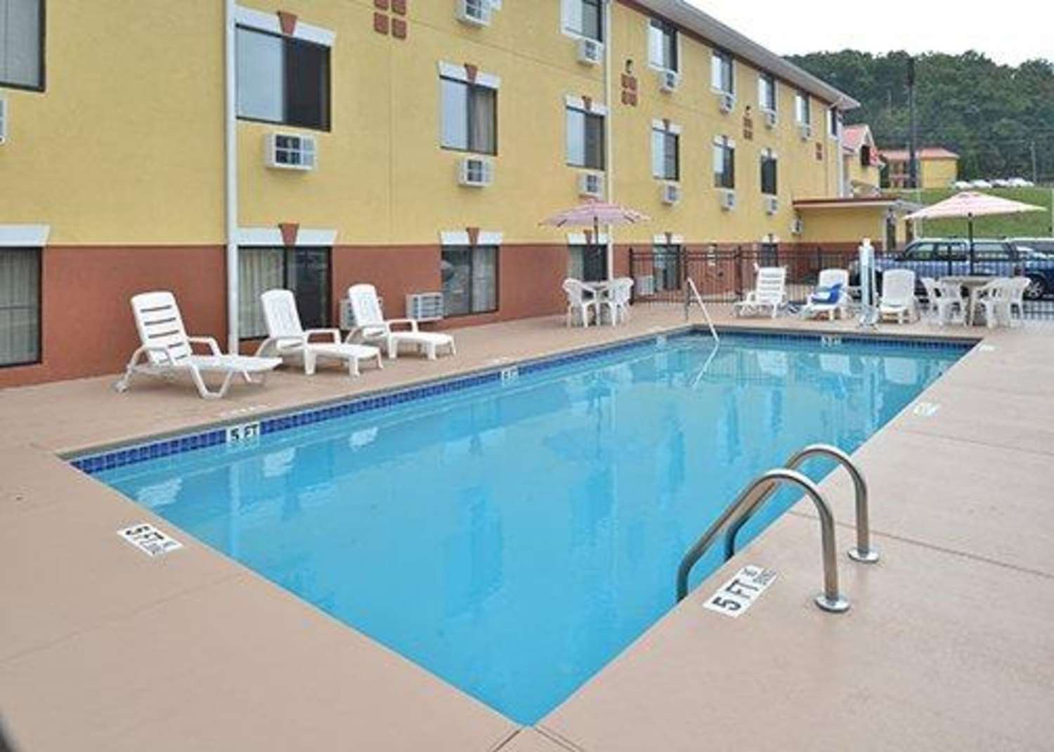 Econo Lodge Cartersville Emerson Lake Point 4/36