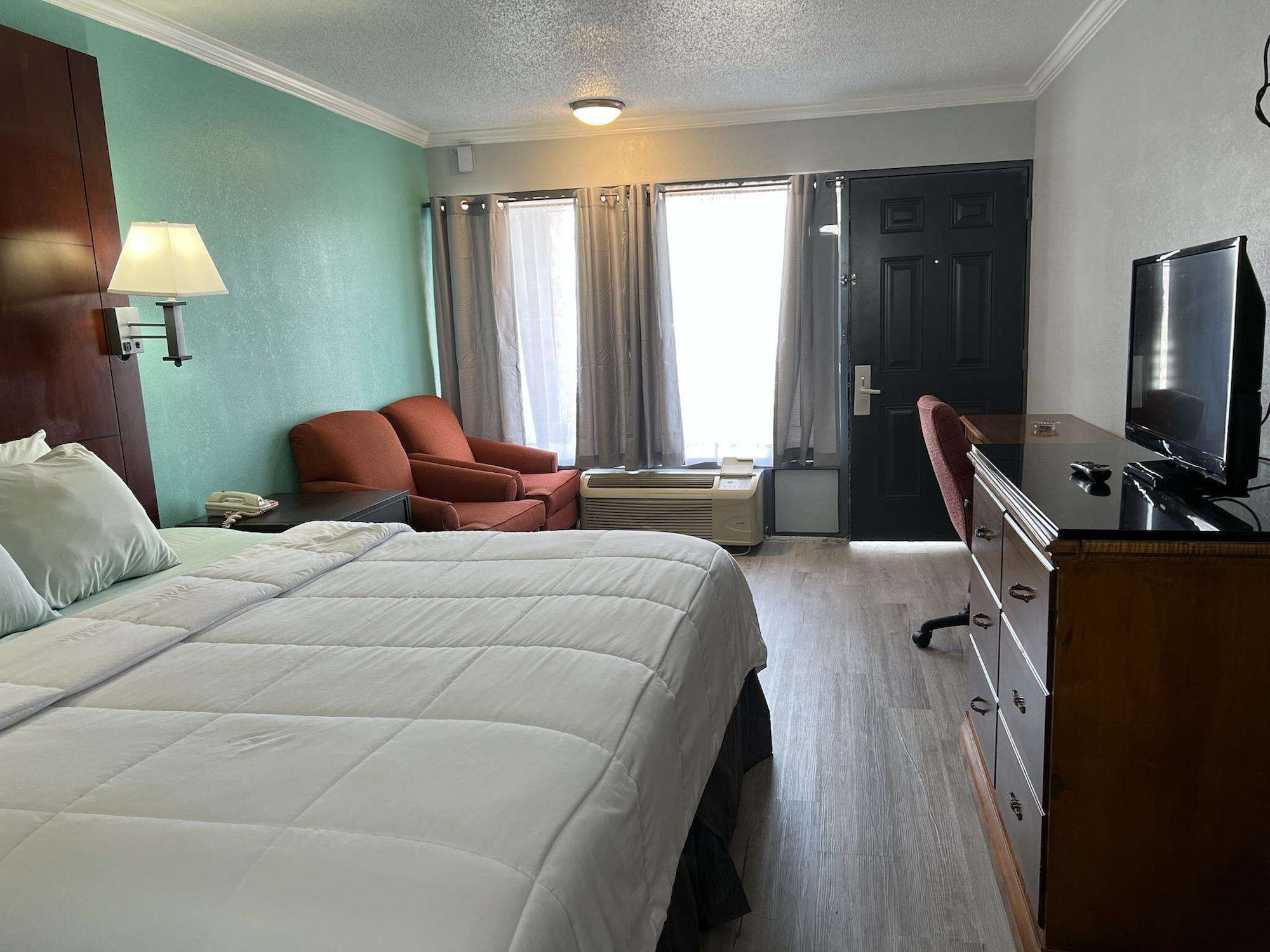 Adjoining, Suite, King Bed, Smoking, Accessible