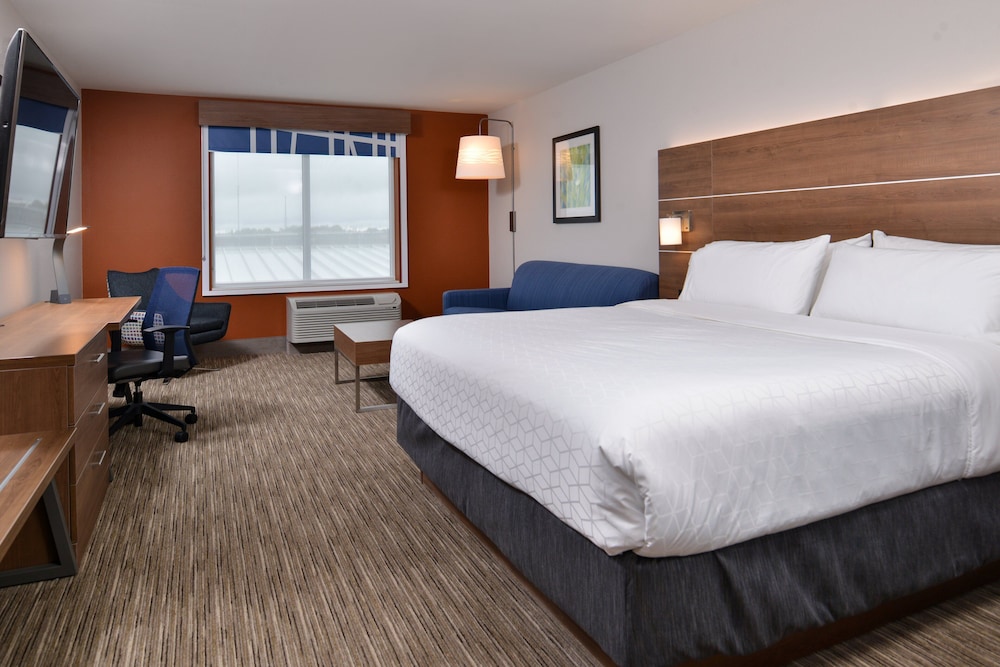 Holiday Inn Express Suites Marshalltown 18/48