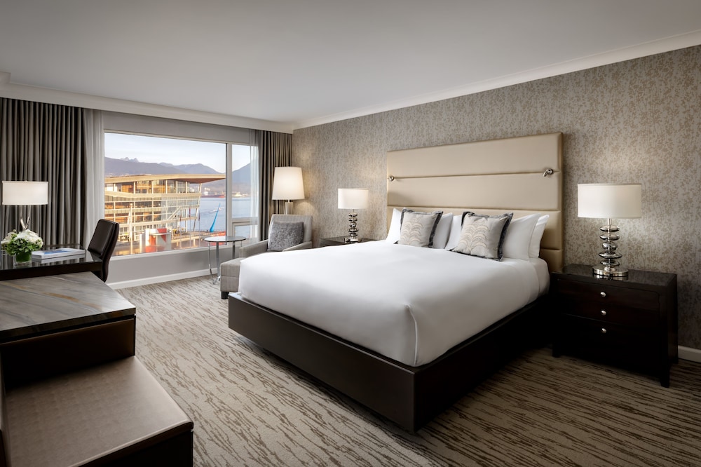 DELUXE, KING BED, PARTIAL HARBOUR VIEW