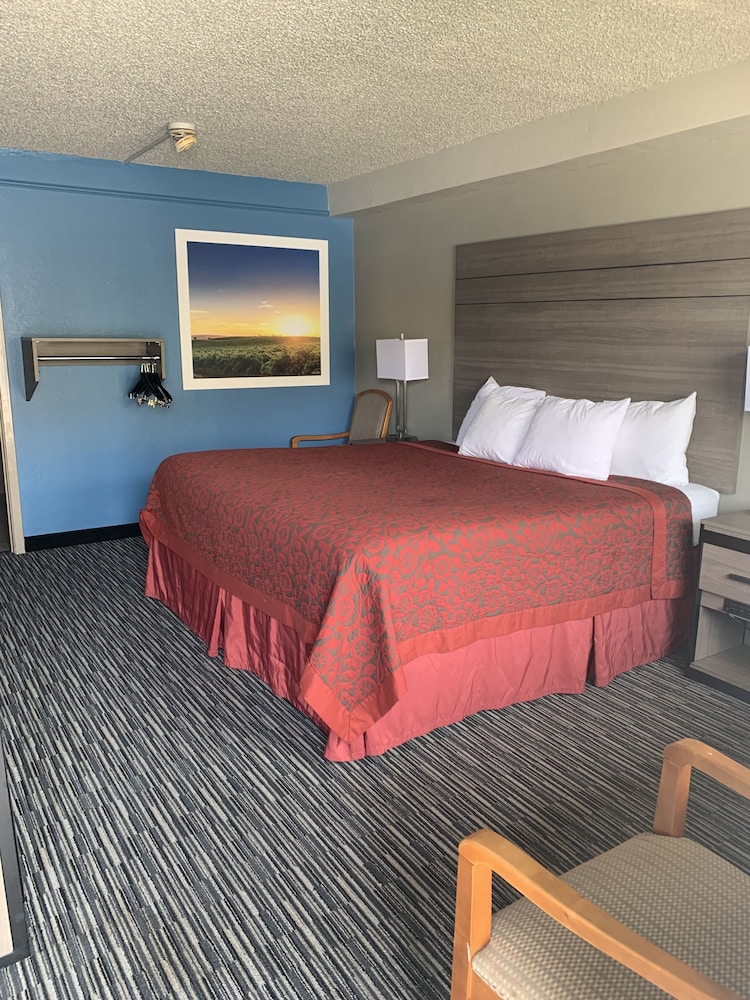 غرفة بسرير كينج لذوي الإعاقة، Days Inn by Wyndham Central San Antonio NW Medical Center 6/8