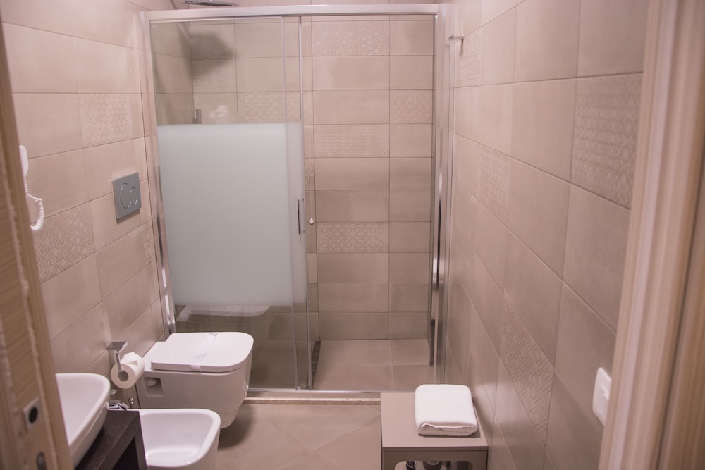 8 Room Hotel 17/80