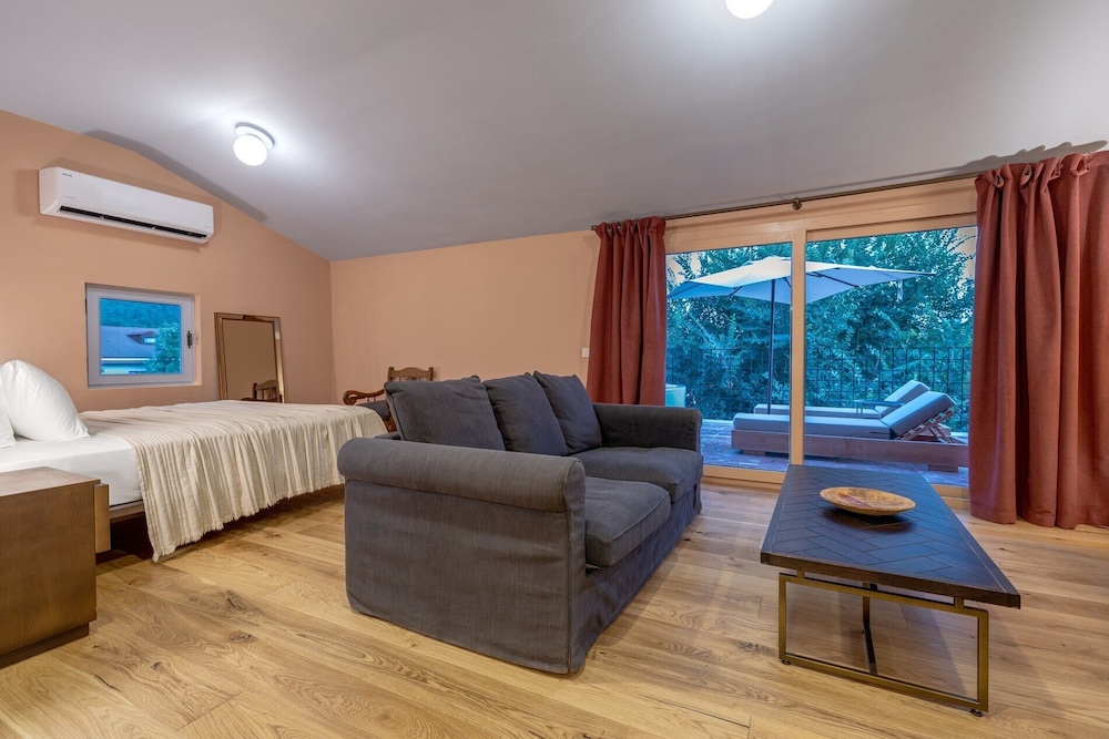 Yonca Anjelika Otel +12 13/50