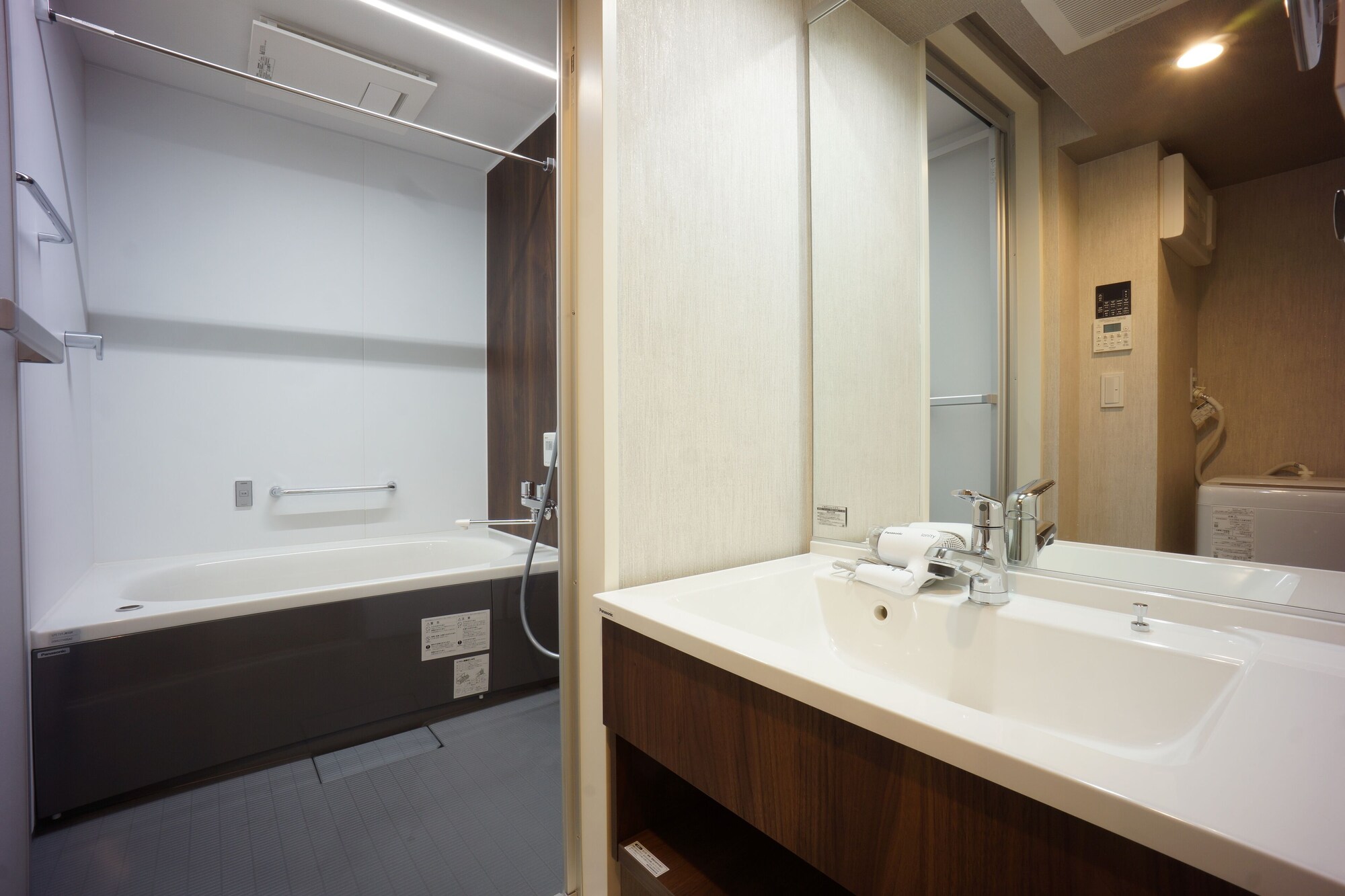 غرفة بسريرين منفصلين وسرير بطابقين مع أريكة، WIRES HOTEL James zaka 3/5