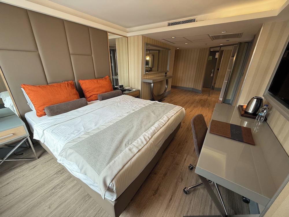 SUITE, KING BED, SEA VIEW