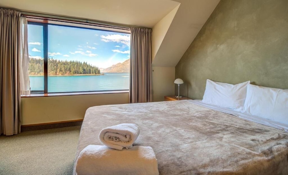 Lakefront Apartments and Lodges 11/49