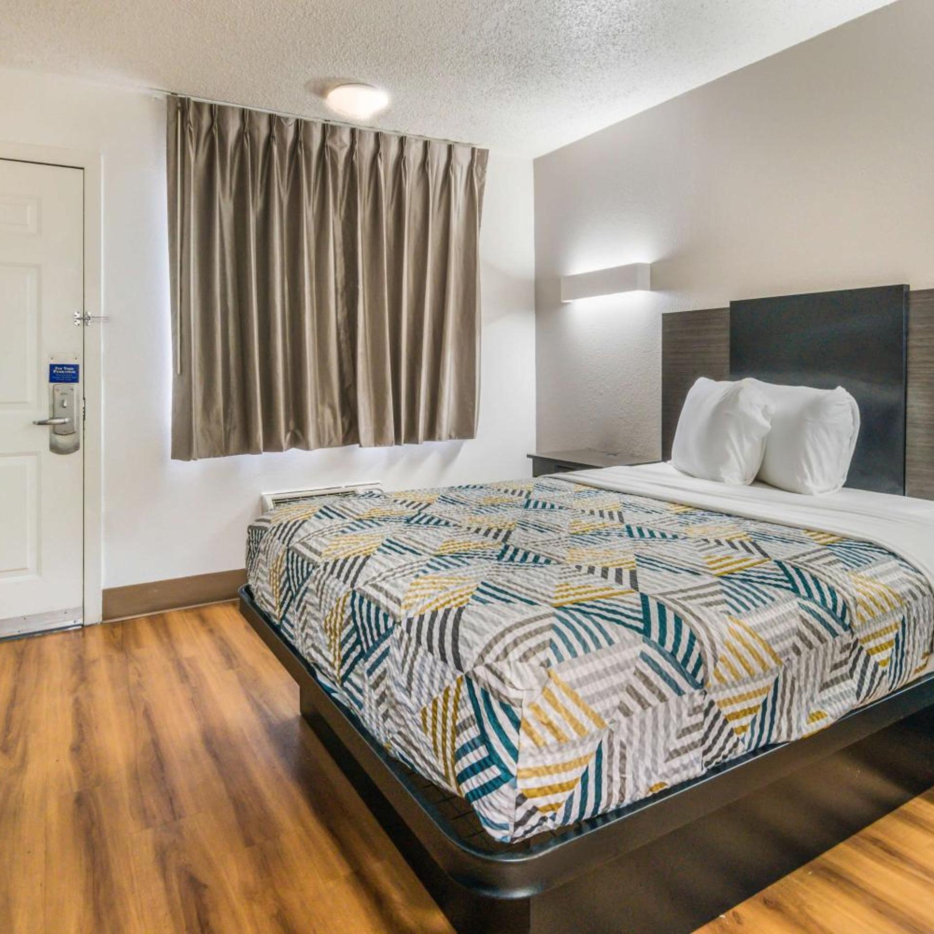 1 Full Bed - ADA/Tub