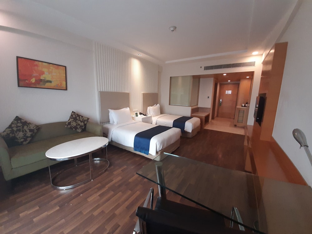 HOLIDAY INN AMRITSAR RANJIT AVENUE 29/44