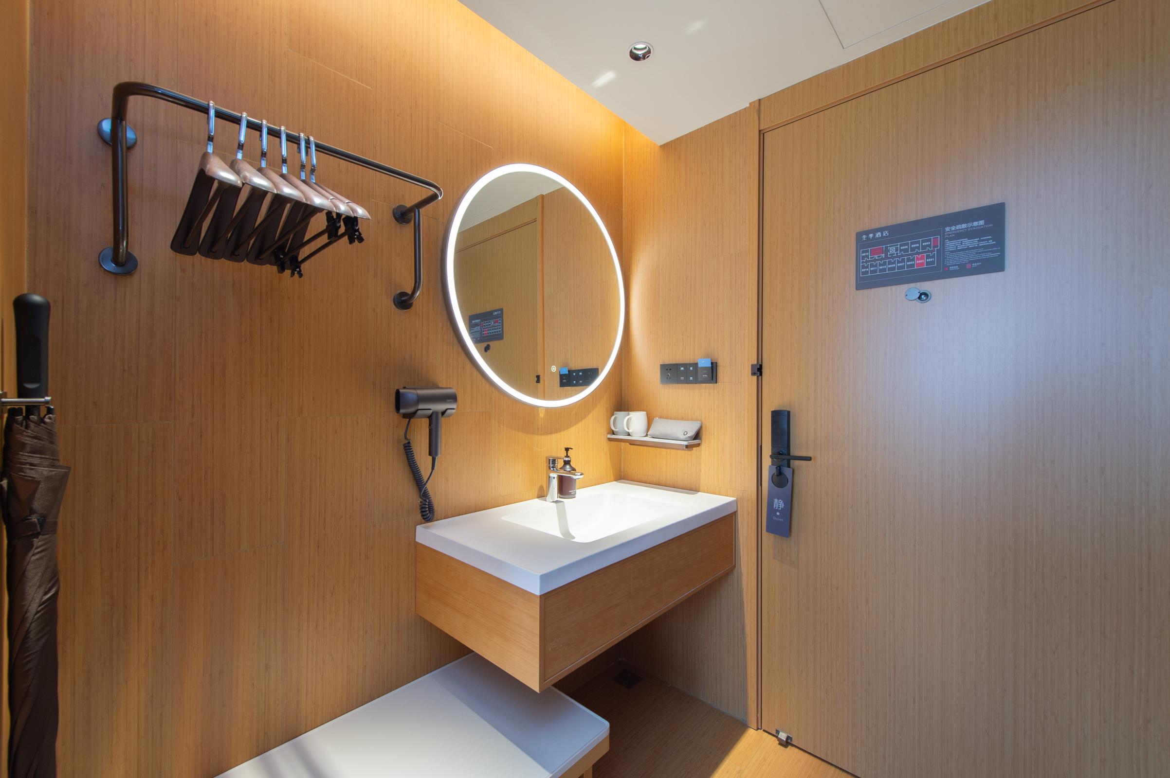 JI Hotel (Guangzhou Beijing Road Pedestrian Street Cangbian Road) 33/38