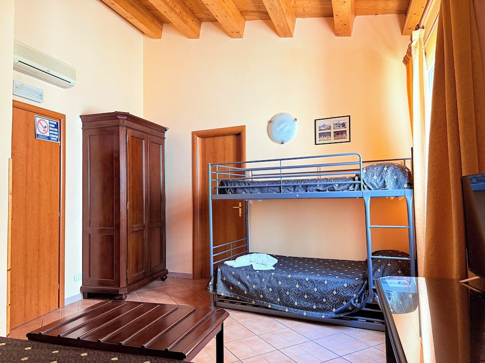 ROOM, QUADRUPLE