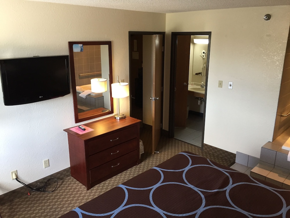 Super 8 by Wyndham Cuba 4/29