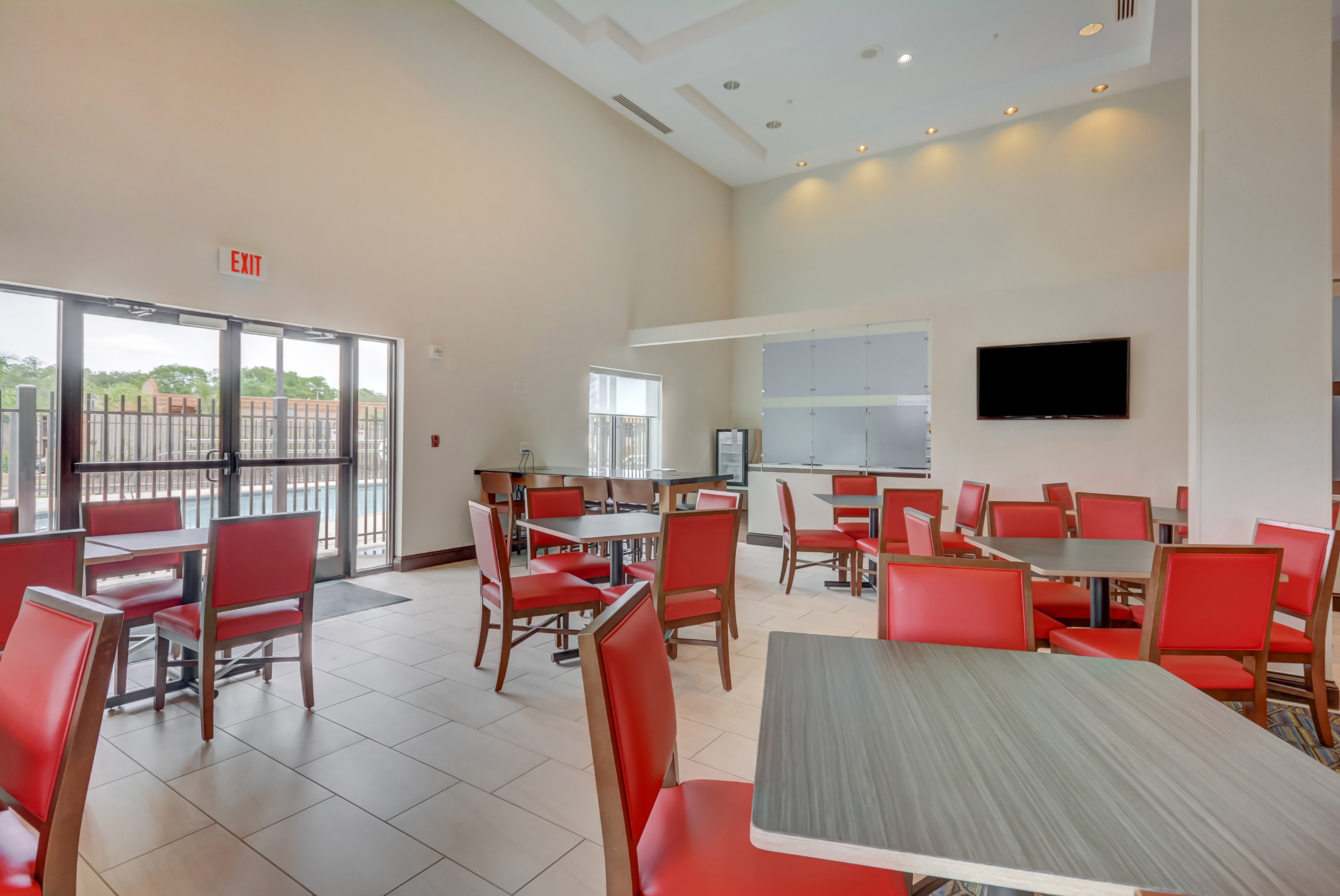 Holiday Inn Express Hotel Suites Tampa Usf Busch Gardens 65/70