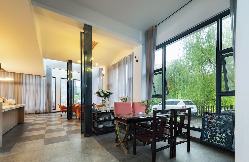 Z-Up Boutique Hotel 36/50