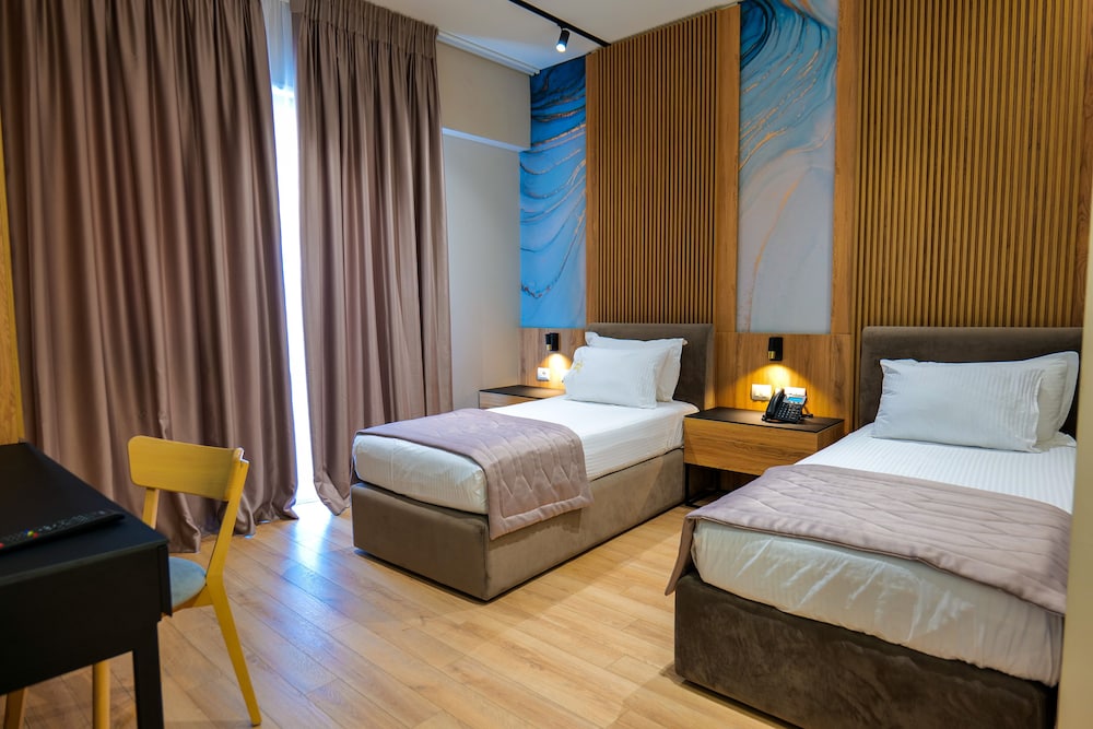 DELUXE, TWIN BEDS