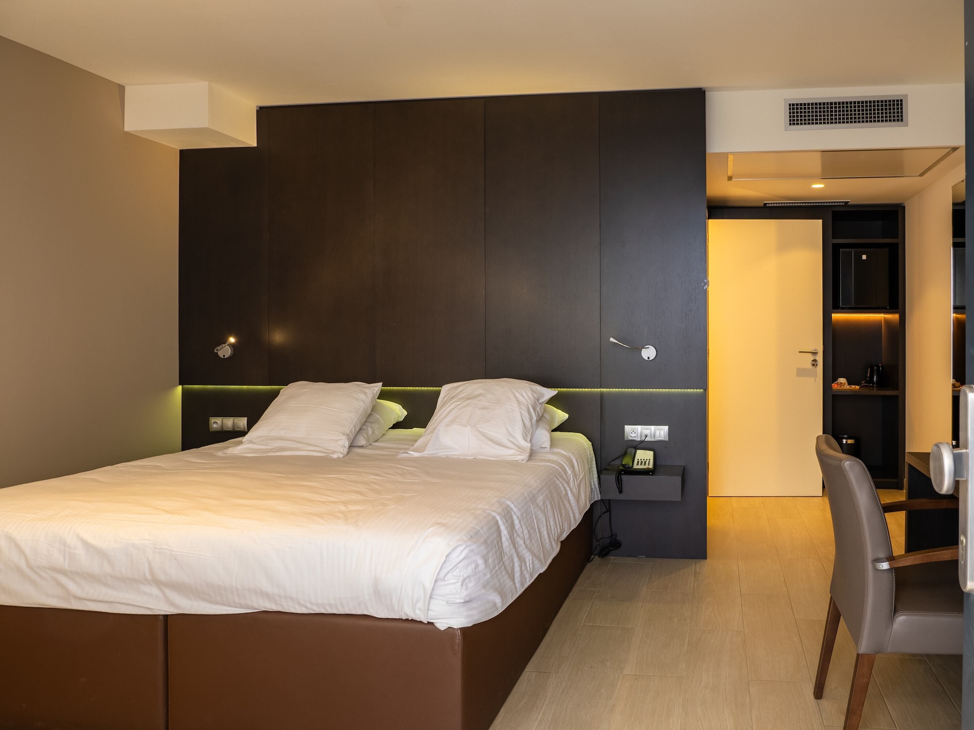 Standard, Queen Bed