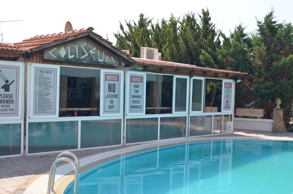 Coliseum Studios And Apartments in Pefkos