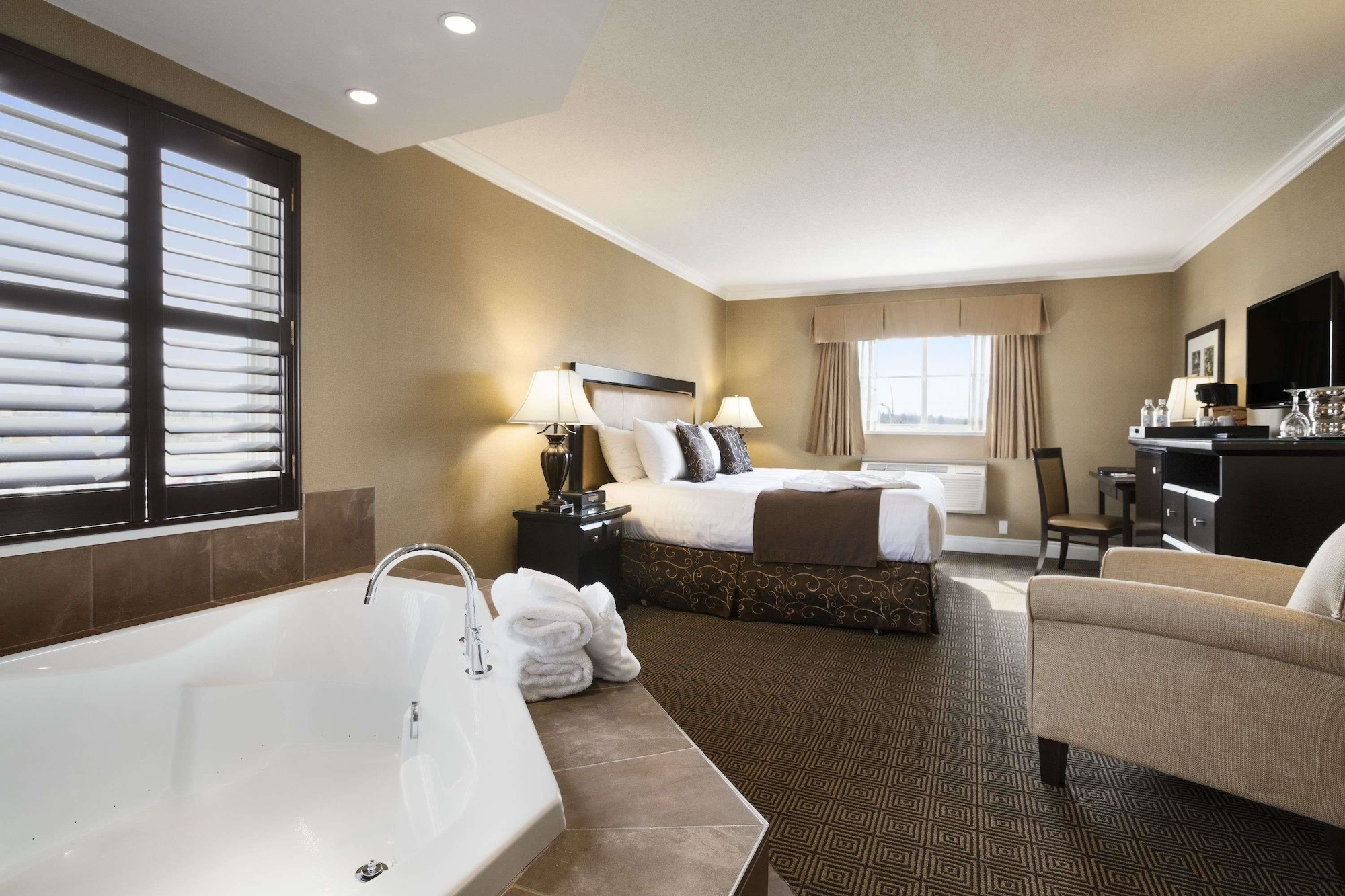Suite, King Bed, Jetted Tub, Ramada By Wyndham Surrey/Langley 10/10