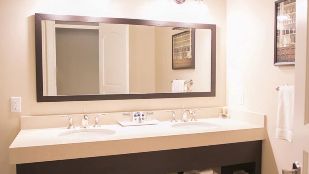 Adjoining, Premium, King Bed، 124 on Queen Hotel & Spa 3/3