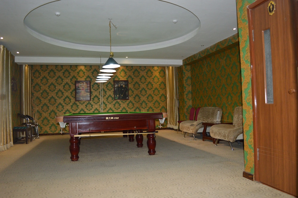 Land Hotel 3/50