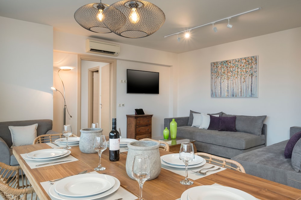 Trianon Luxury Apartments and Suites 58/74