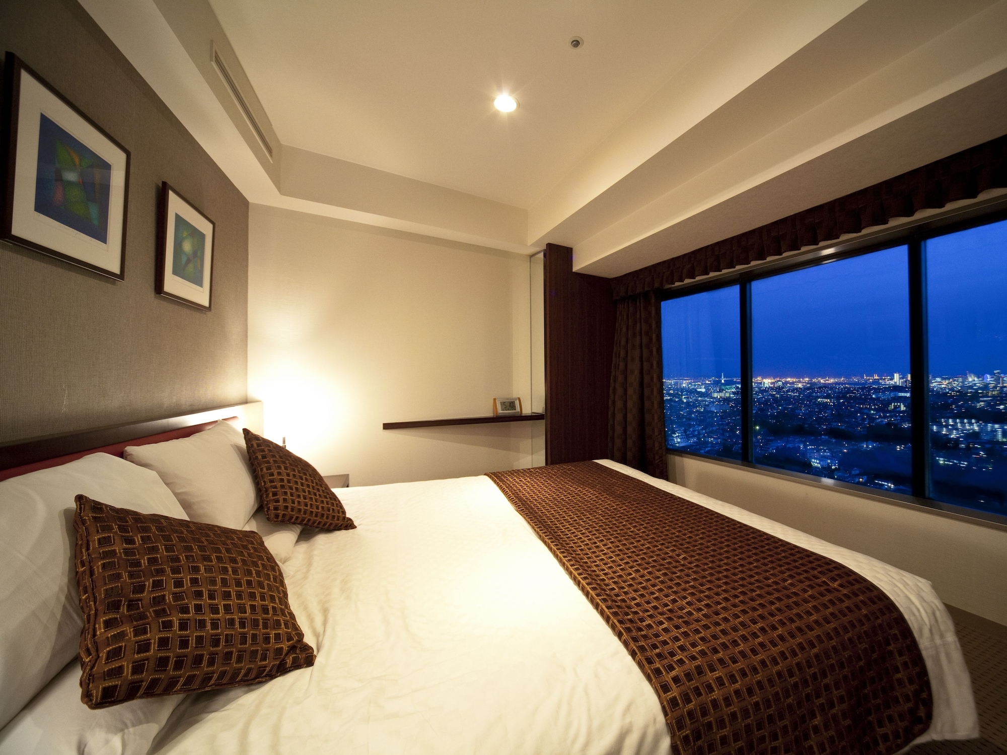 Deluxe, King Bed, Murphy Bed, with Extra Bed