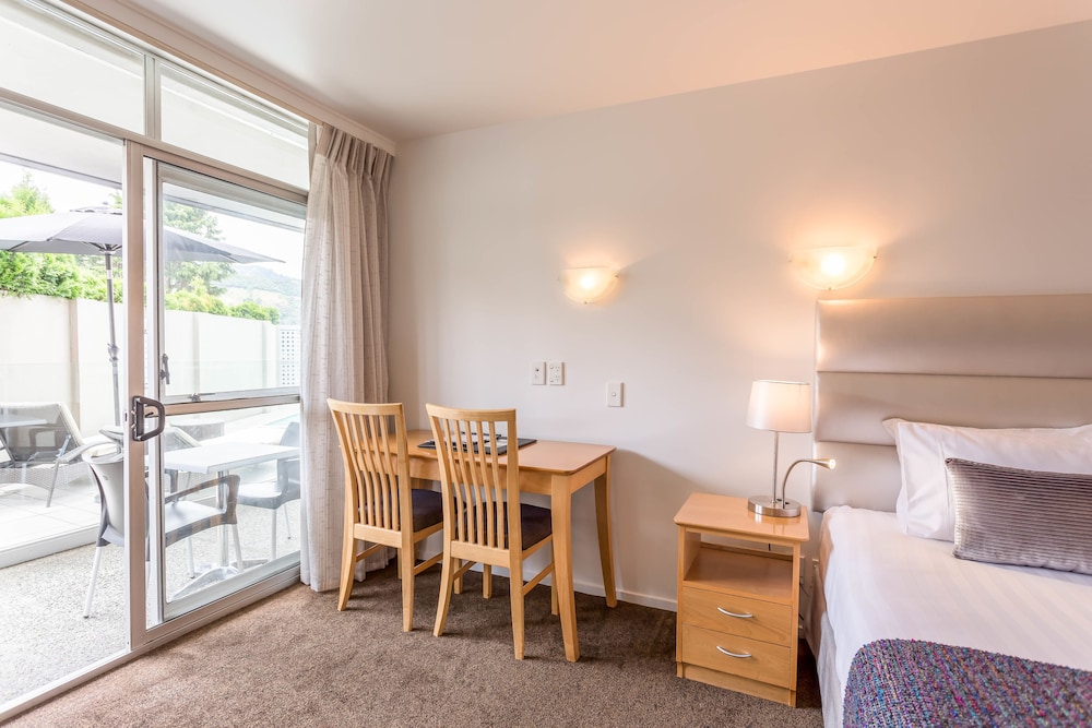 Trailways Hotel 52/70