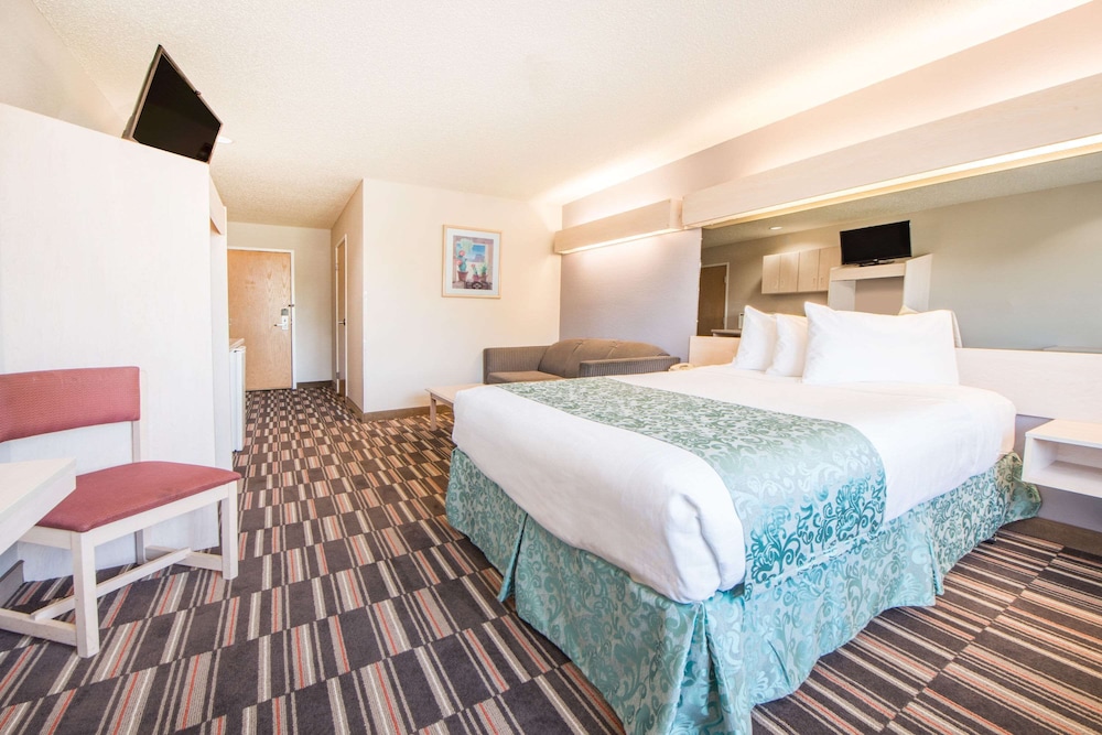جناح استوديو بسرير كوين لذوي الإعاقة، Microtel Inn & Suites by Wyndham Claremore 2/5