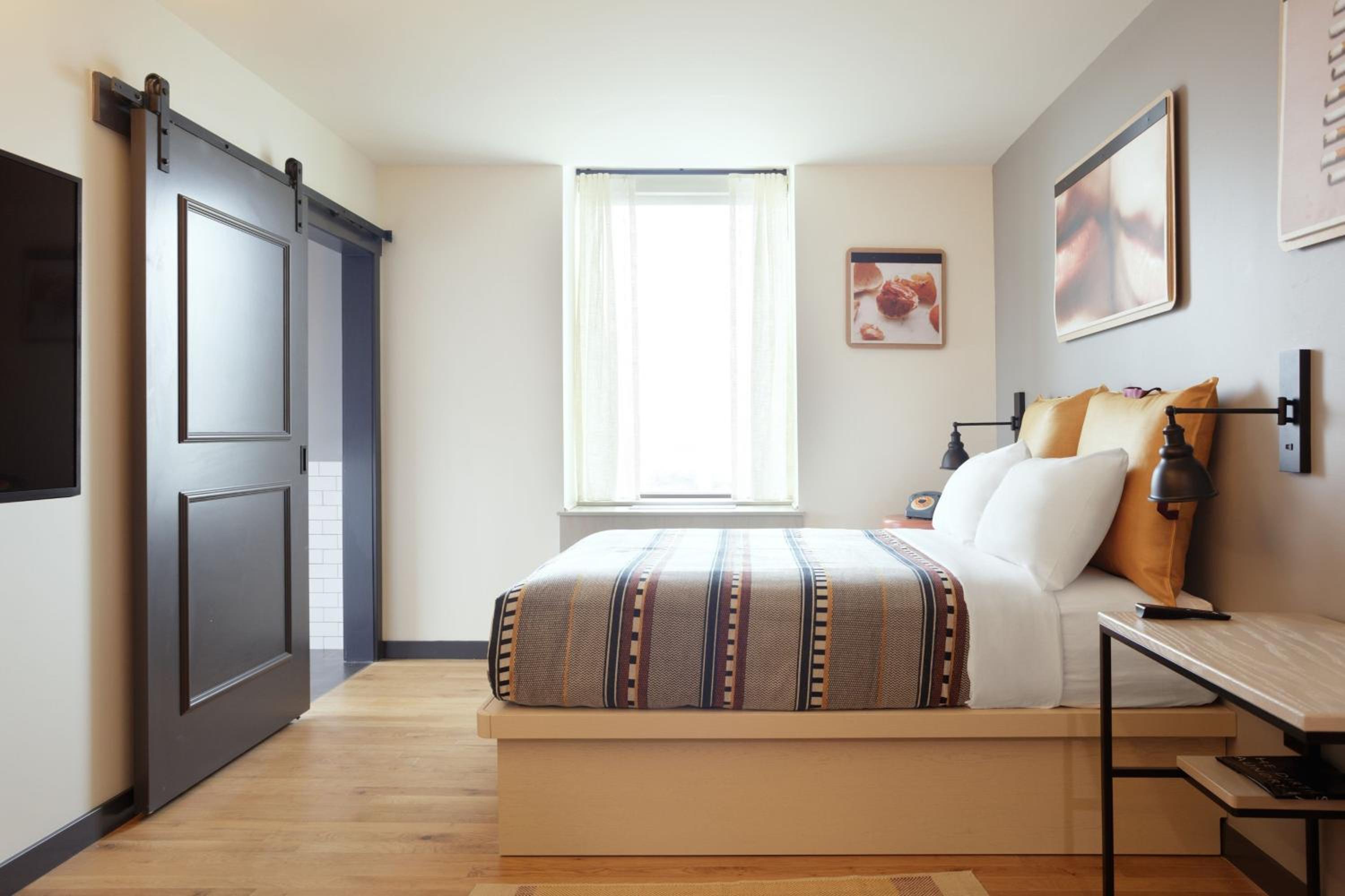 Room, Queen Bed, Street View, Accessible، Moxy Richmond Downtown 2/3