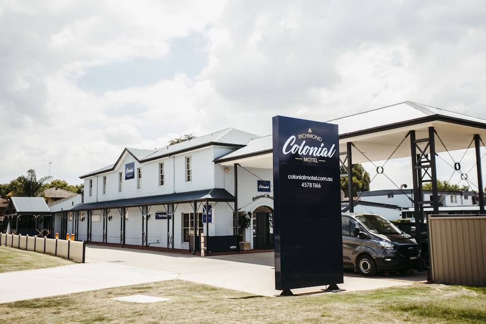 Colonial Motel 3/53