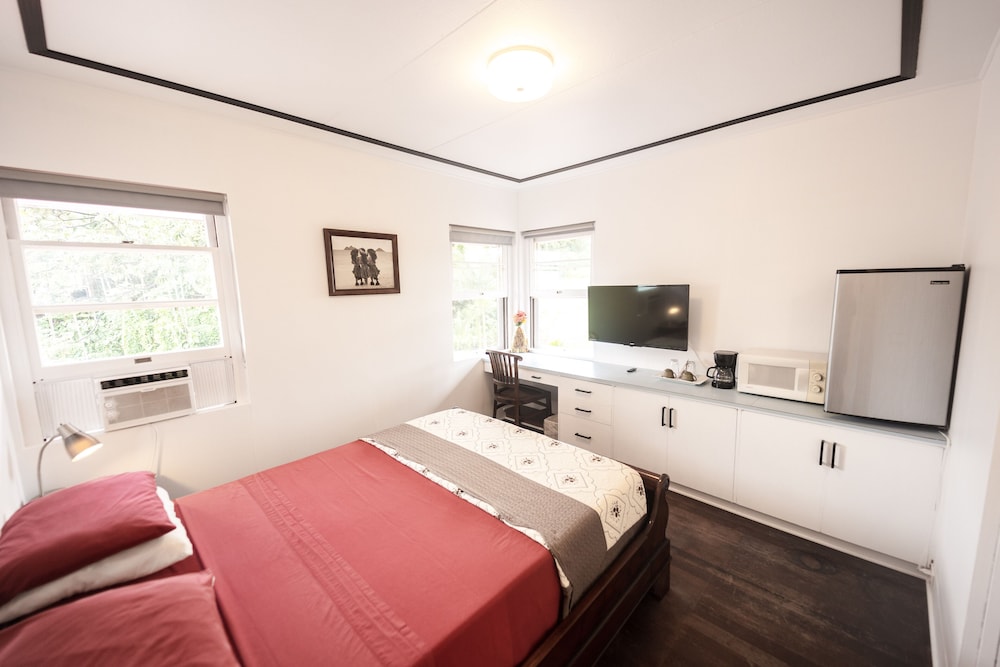 STANDARD, QUEEN BED