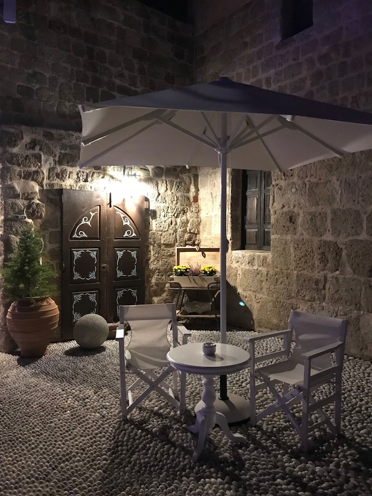 Saint Artemios Boutique 24/47