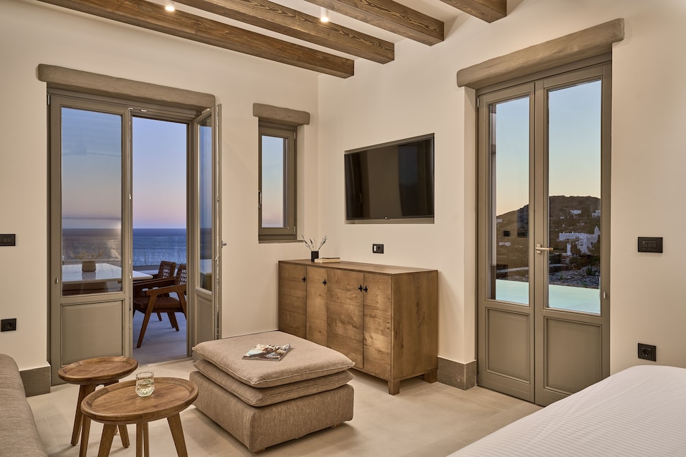 Ios Grand Pool Suites 10/50