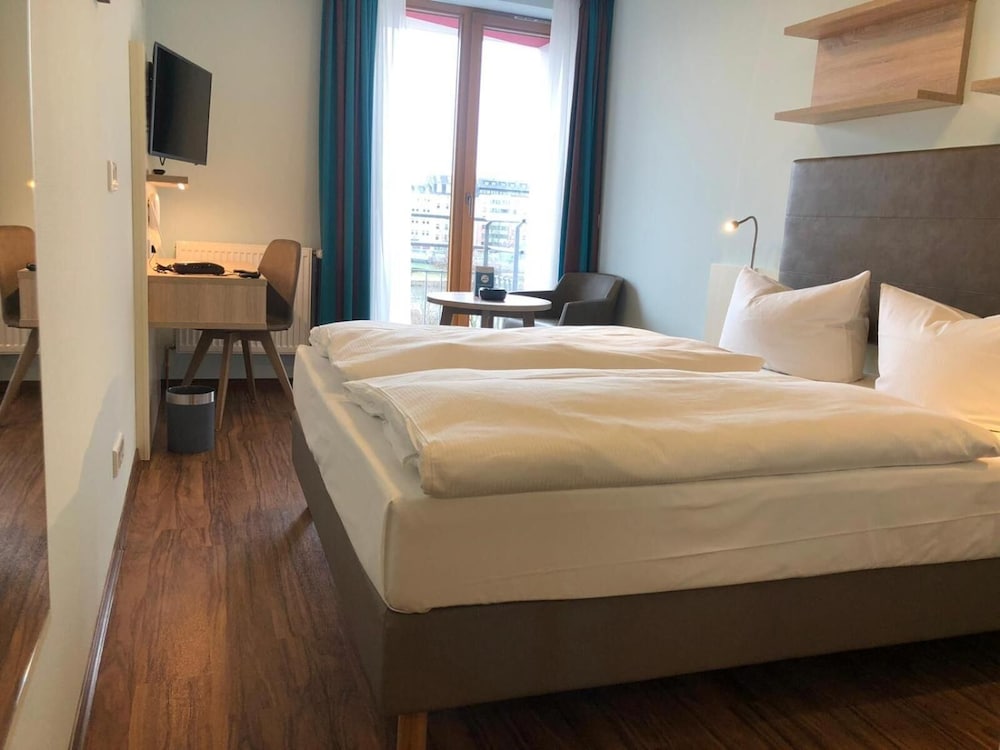 ROOM, DOUBLE BED