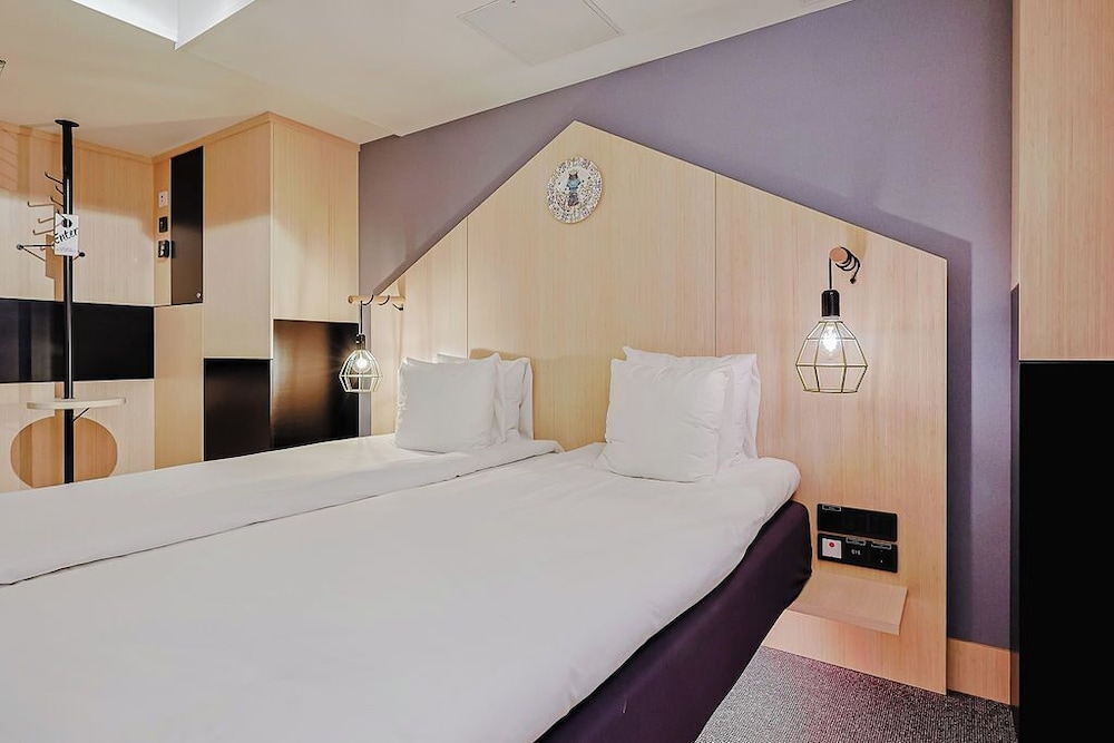 Room, Queen Bed, No Window