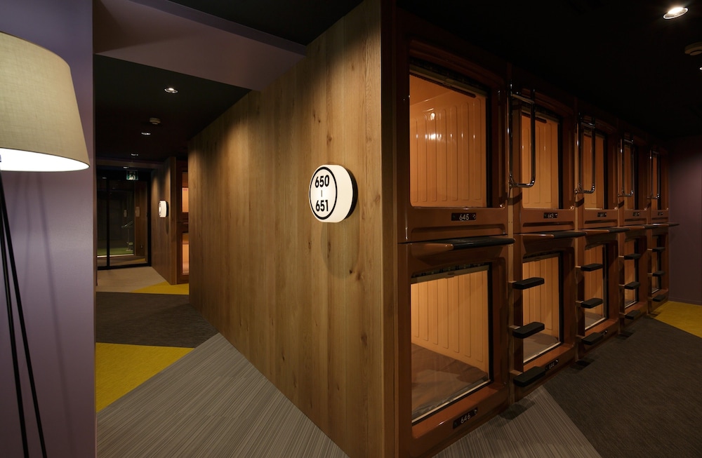 Booth Net Cafe & Capsule 18/30