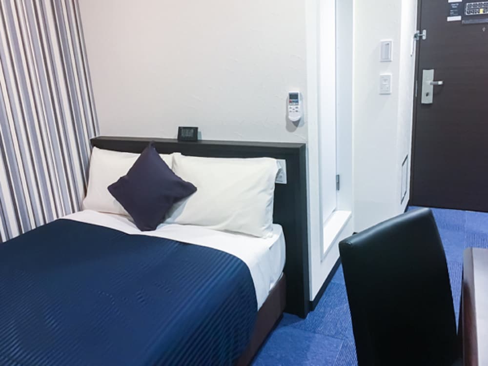 غرفة مفردة بسرير فردي