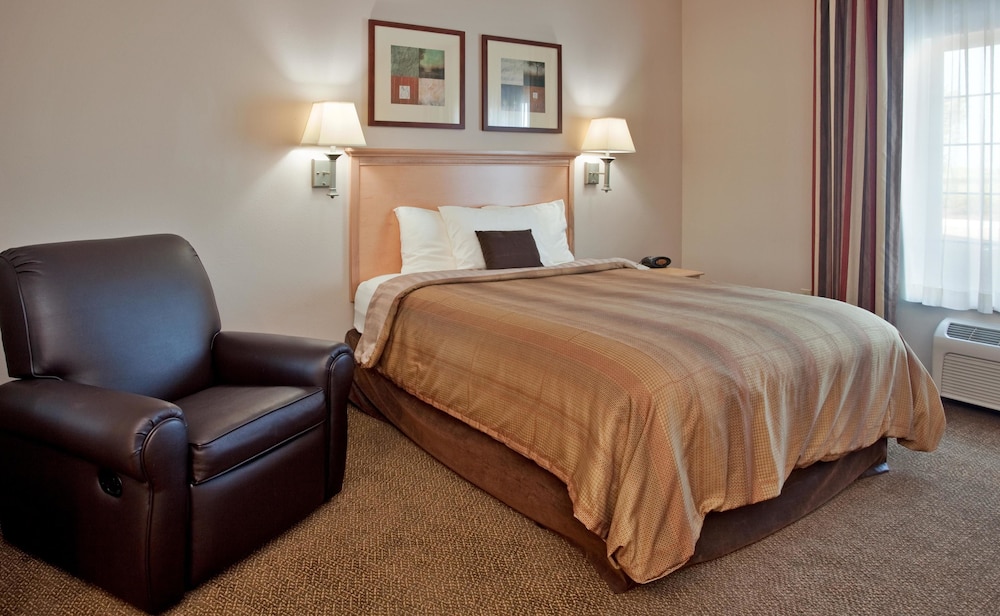 CANDLEWOOD SUITES OLATHE 24/56