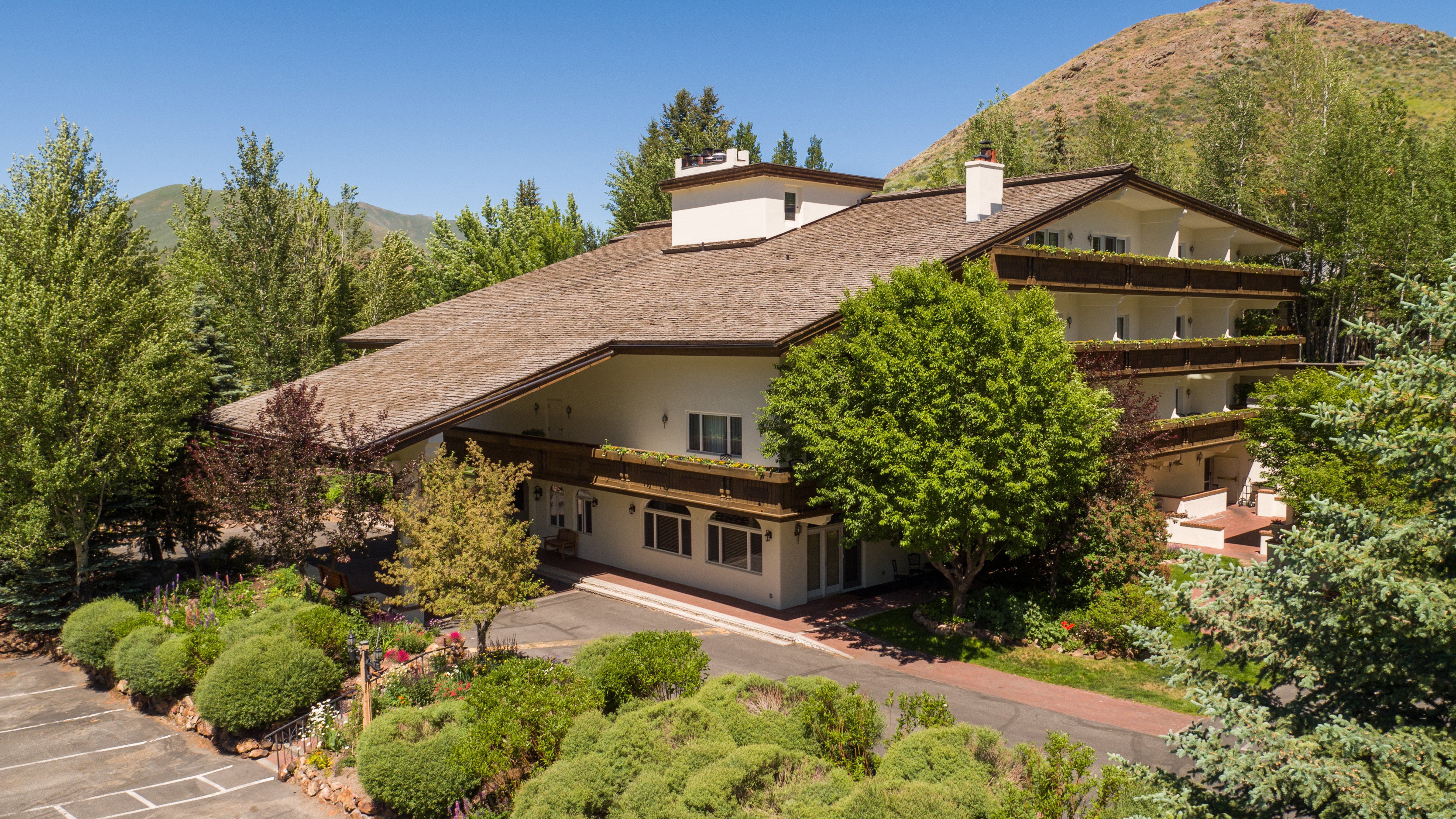 Knob Hill Inn 47/48