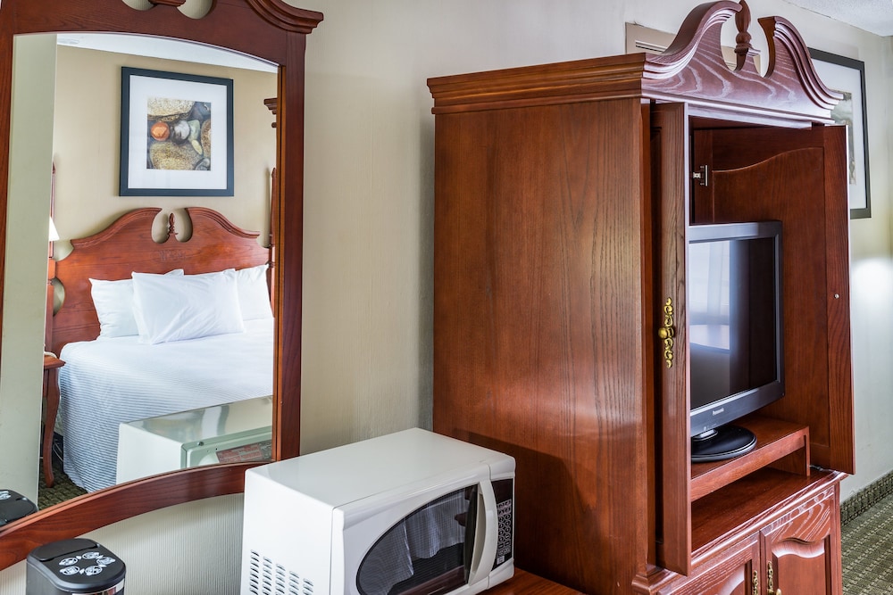 Ramada by Wyndham Thunder Bay Airlane Hotel 50/50