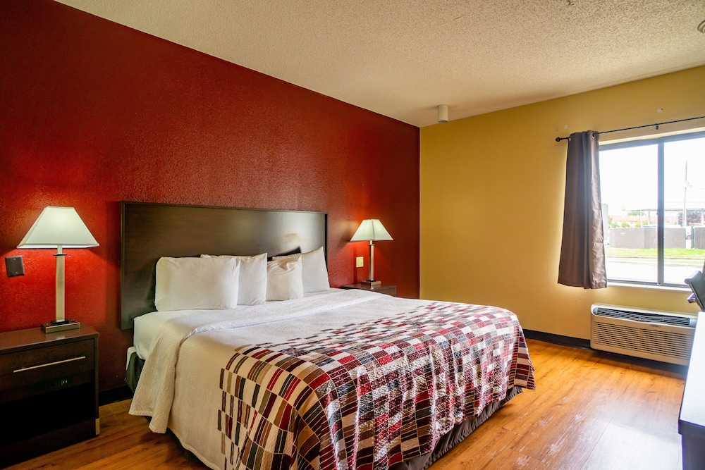 Red Roof Inn and Suites Indianapolis Airport 23/46