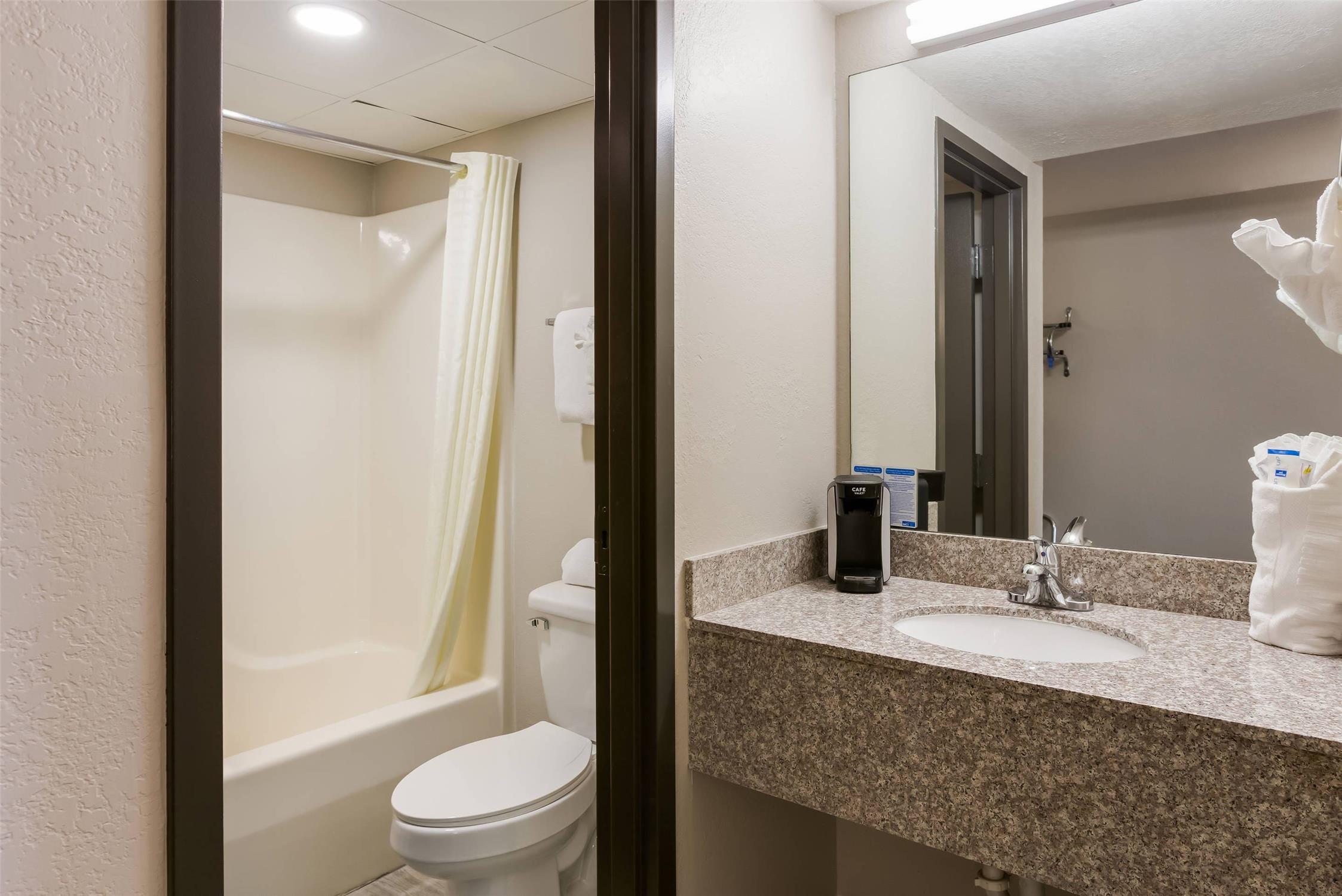 Rodeway Inn Branson, Brick House 35/35