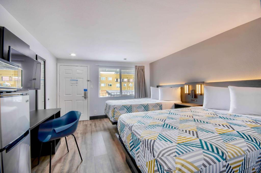 2 Full Beds - Non-Smoking, Kitchen